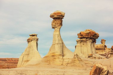 Bisti çorak arazilerindeki alışılmadık çöl manzaraları, De-na-zin vahşi doğa alanı, New Mexico, ABD