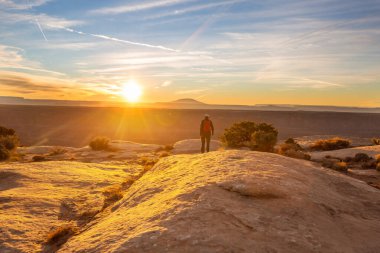 Utah dağlarında yürüyüş. Alışılmadık doğal manzaralarda yürüyüş. Fantastik kumtaşı oluşumları.