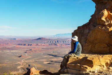 Utah dağlarında yürüyüş. Alışılmadık doğal manzaralarda yürüyüş. Fantastik kumtaşı oluşumları.