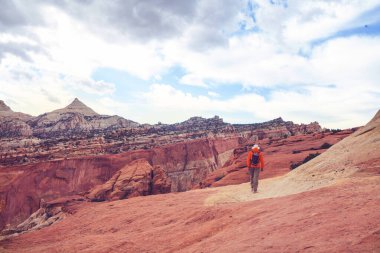 Utah dağlarında yürüyüş. Alışılmadık doğal manzaralarda yürüyüş. Fantastik kumtaşı oluşumları.