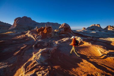 Utah dağlarında yürüyüş. Alışılmadık doğal manzaralarda yürüyüş. Fantastik kumtaşı oluşumları.