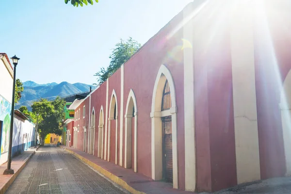 Fabelaktige Fargerike Bygninger Pueblo Magico Batopilas Barrancas Del Cobre Mountains – stockfoto
