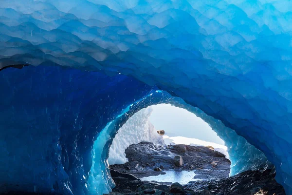 カナダの高い山の氷の洞窟 — ストック写真