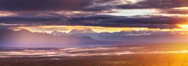 Yazın Alaska 'nın Picturesque Dağları. Kar, kütleleri, buzulları ve kayalık tepeleri kapladı. Güzel doğal arkaplan.