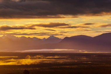 Yazın Alaska 'nın Picturesque Dağları. Kar, kütleleri, buzulları ve kayalık tepeleri kapladı. Güzel doğal arkaplan.
