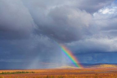 Dağların üstünde gökkuşağı. Güzel doğal manzaralar. Resimli doğa..
