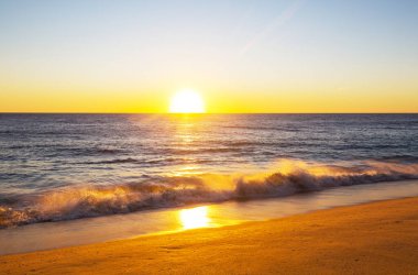 Kumsalda mavi dalga. Dramatik doğal arka plan.