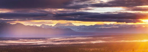 Yazın Alaska Nın Picturesque Dağları Kar Kütleleri Buzulları Kayalık Tepeleri — Stok fotoğraf