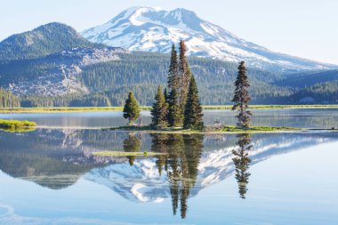 Oregon, ABD 'de sabah dağlarında sakin ve güzel bir göl..