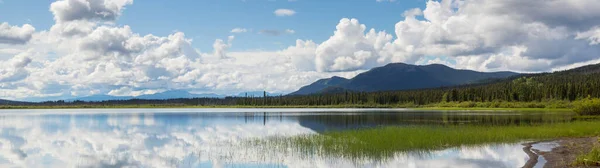 Serene Scene Door Het Bergmeer Canada — Stockfoto