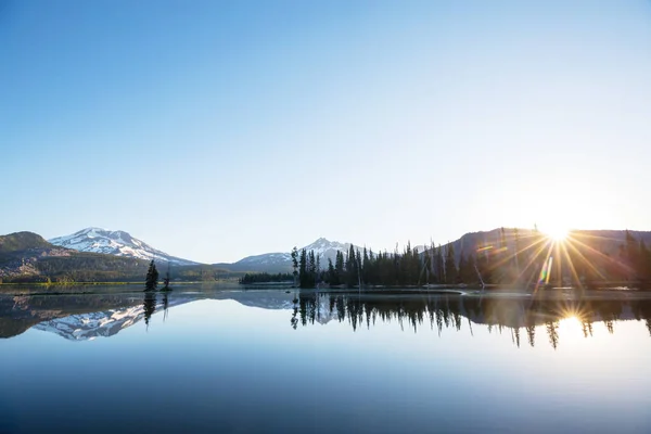 Serene Beautiful Lake Morning Mountains Oregon Verenigde Staten — Stockfoto