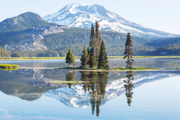 Lugn Vacker Sjö Morgonfjällen Oregon Usa — Stockfoto