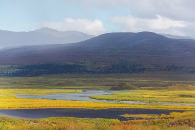 Yazın Alaska 'nın Picturesque Dağları. Kar, kütleleri, buzulları ve kayalık tepeleri kapladı. Güzel doğal arkaplan.