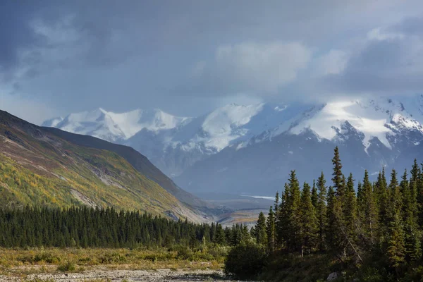 Malebné Aljašské Hory Létě Sněhem Pokryté Masivy Ledovce Skalnaté Štíty — Stock fotografie