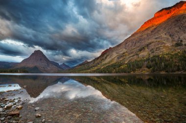 Buzul Ulusal Parkı 'nın resimli kayalık zirveleri, Montana, ABD. Güzel doğal manzaralar..