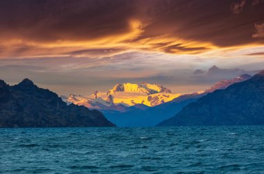 Patagonya 'daki güzel dağ manzaraları. Güney Amerika, Arjantin 'de dağlar gölü.