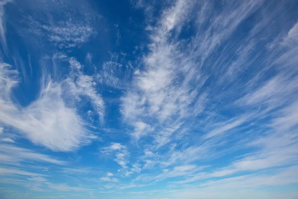 晴れた背景 白い雲と青い空 自然な背景 — ストック写真