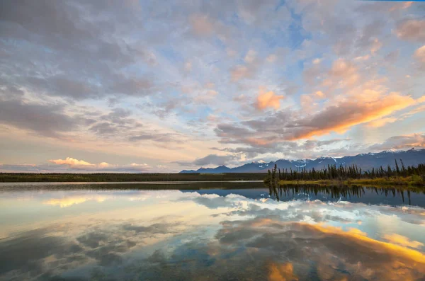 Kanada Dağ Gölü Sakin Sahne — Stok fotoğraf