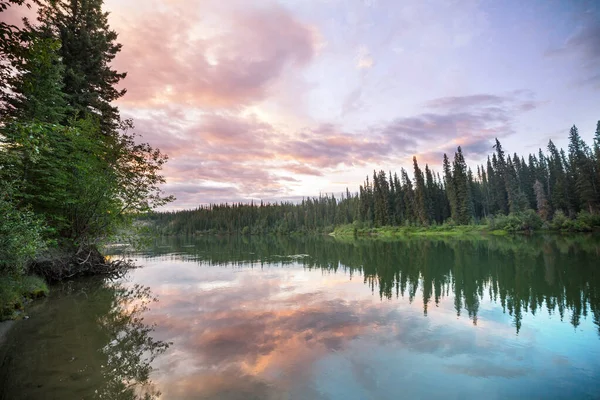 カナダの山の湖で静かなシーン — ストック写真