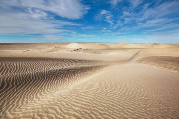 偏远沙漠中的未被污染的沙丘 — 图库照片