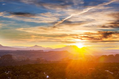 Dağlarda manzaralı günbatımı. Güzel doğal arkaplan.