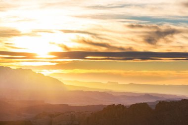 Dağlarda manzaralı günbatımı. Güzel doğal arkaplan.
