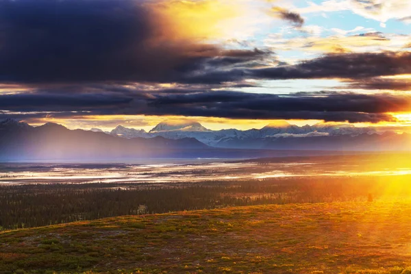 Beautiful High Mountains Alaska United States Amazing Natural Background — Fotografia de Stock