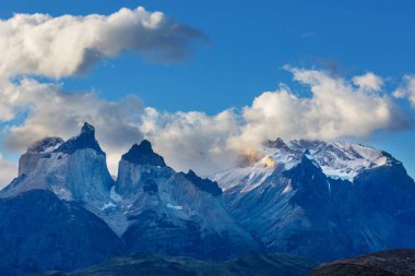 Şili 'deki Torres del Paine Ulusal Parkı' ndaki güzel dağ manzaraları. Dünyaca ünlü yürüyüş bölgesi.
