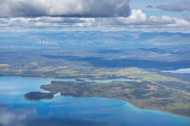 Kanada'da dağ gölü sakin sahne