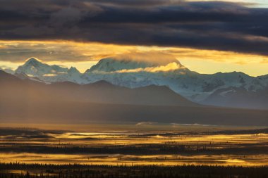 Yazın Alaska 'nın Picturesque Dağları. Kar, kütleleri, buzulları ve kayalık tepeleri kapladı. Güzel doğal arkaplan.