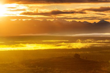Yazın Alaska 'nın Picturesque Dağları. Kar, kütleleri, buzulları ve kayalık tepeleri kapladı. Güzel doğal arkaplan.