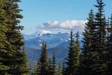 North Cascade Range, Washington, ABD 'deki güzel dağ zirvesi.