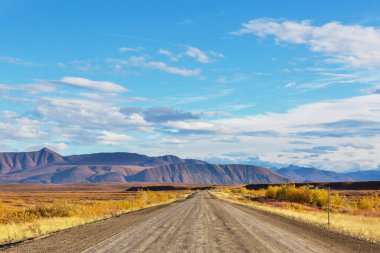 Sonsuz Dempster karayolu yakınındaki Kuzey Kutup dairesi, Dawson City Inuvik, Kanada için önde gelen uzak çakıl yol