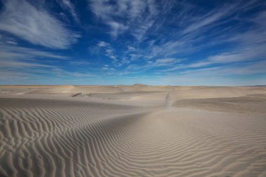 Uzak çöldeki bozulmamış kum tepeleri