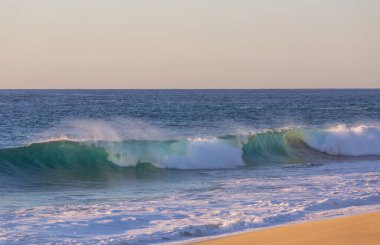 Kumsalda mavi dalga. Dramatik doğal arka plan.