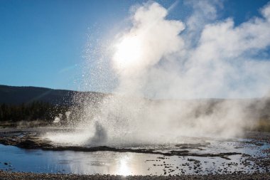 İlham verici doğal bir geçmiş. Yellowstone Ulusal Parkı 'ndaki havuz ve gayzer alanları, ABD.
