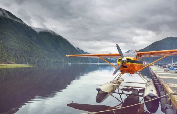 カナダの山の湖に浮かぶ飛行機 — ストック写真