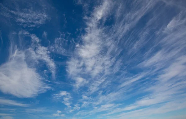 Fundo Ensolarado Céu Azul Com Nuvens Brancas Fundo Natural — Fotografia de Stock