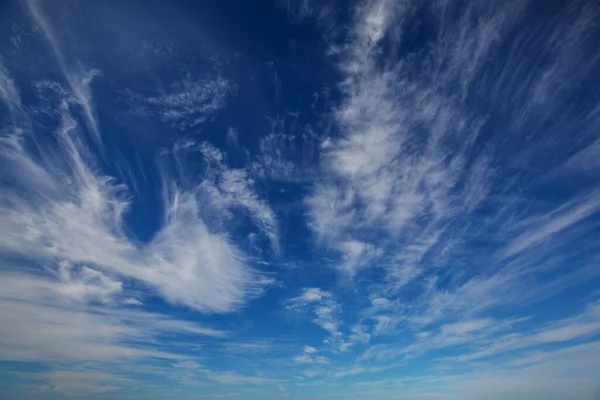 Zonnige Achtergrond Blauwe Lucht Met Witte Wolken Natuurlijke Achtergrond — Stockfoto