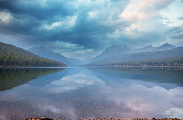 Krásné Jezero Bowman Odrazem Velkolepé Hory Národním Parku Glacier Montana — Stock fotografie