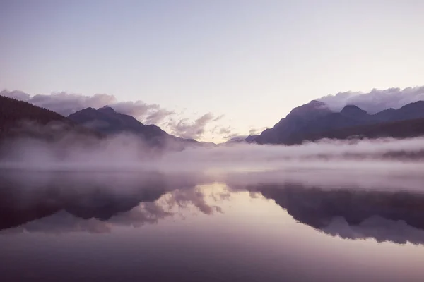 Похмуре Гірське Озеро Ранній Тихий Ранок Горах — стокове фото