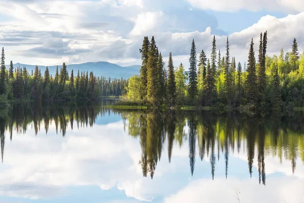 Γαλήνια Ατμόσφαιρα Δίπλα Στη Λίμνη Στο Βουνό Στον Καναδά — Φωτογραφία Αρχείου