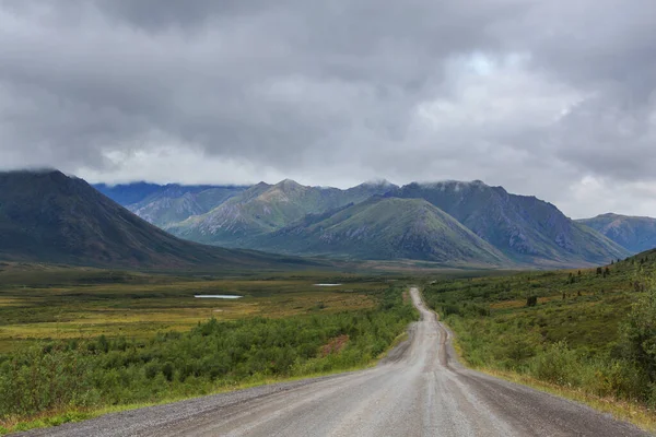 无尽的证据公路靠近北极圈 从道森市通往加拿大伊努维克的偏远砾石路 — 图库照片