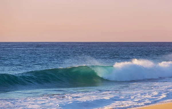 Blauwe Golf Het Strand Dramatische Natuurlijke Achtergrond — Stockfoto