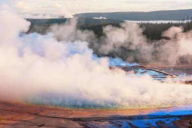 İlham verici doğal bir geçmiş. Yellowstone Ulusal Parkı 'ndaki havuz ve gayzer alanları, ABD.