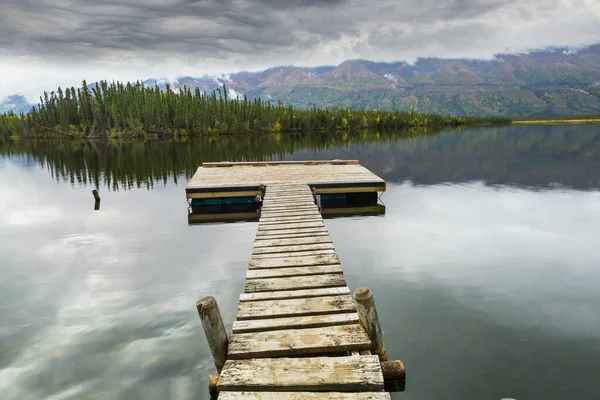 宁静山湖中的木制码头 — 图库照片