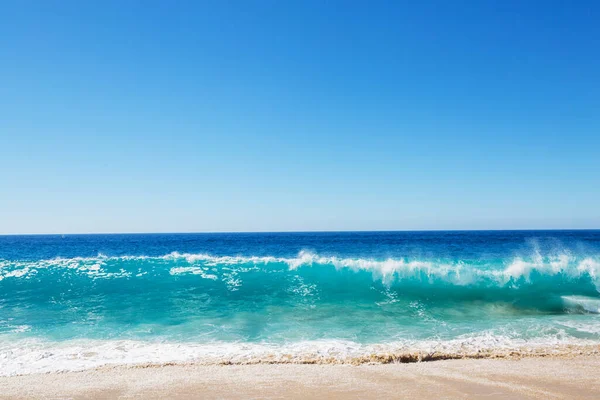 ビーチで青い波 劇的な自然背景 — ストック写真