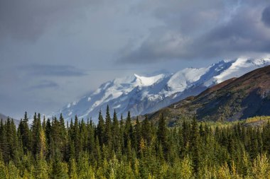 Yazın Alaska 'nın Picturesque Dağları. Kar, kütleleri, buzulları ve kayalık tepeleri kapladı. Güzel doğal arkaplan.