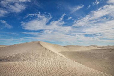 Uzak çöldeki bozulmamış kum tepeleri