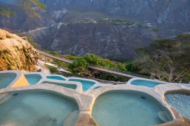Meksika 'da alışılmadık termal havuzlar Tolantongo
